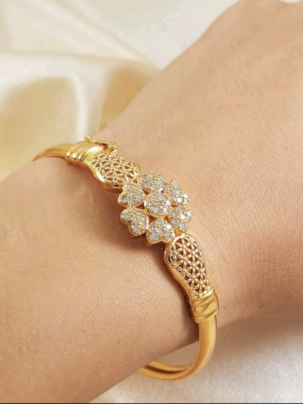 BRAND NEW ** Gold Crystal Floral Bangle Bracelet - Women Jewelry